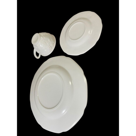 Indiana Colony Harvest grape milk glass Dinner Plate Saucer And Cup Vintage Set - Picture 5 of 9